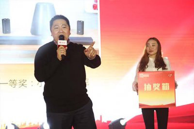 “T”臺走秀合適的舞臺材質是玻璃舞臺