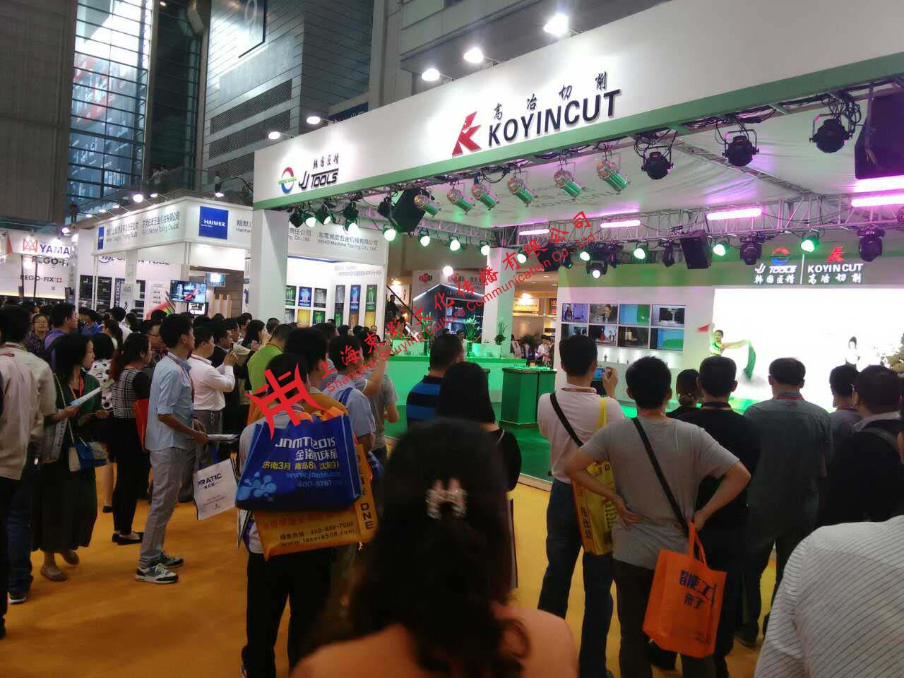 圖二韓國匠精展廳前來參觀